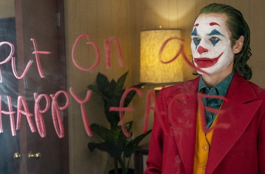 Joker grany przez Joaquin Phoenixa i napis na lustrze który Polacy mogliby wziąć do serca. Źródło: Warner Bros.