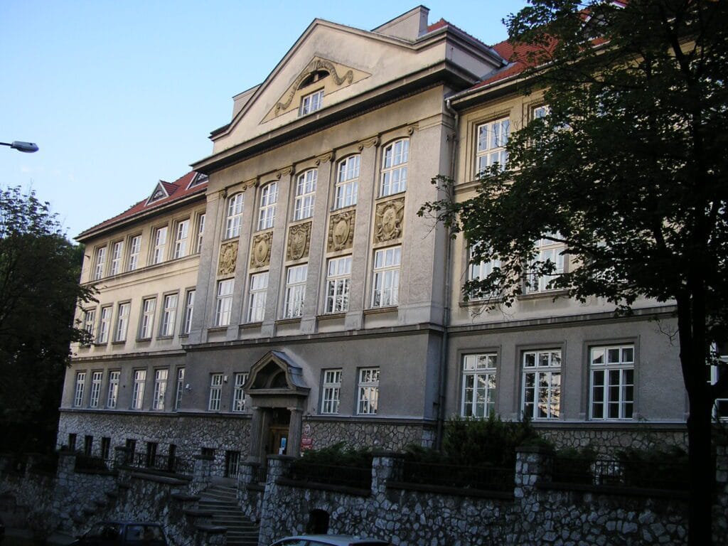 IV Liceum w Krakowie | Fot. Bartek444, CC BY-SA 3.0 PL <https://creativecommons.org/licenses/by-sa/3.0/pl/deed.en>, Wikimedia Commons