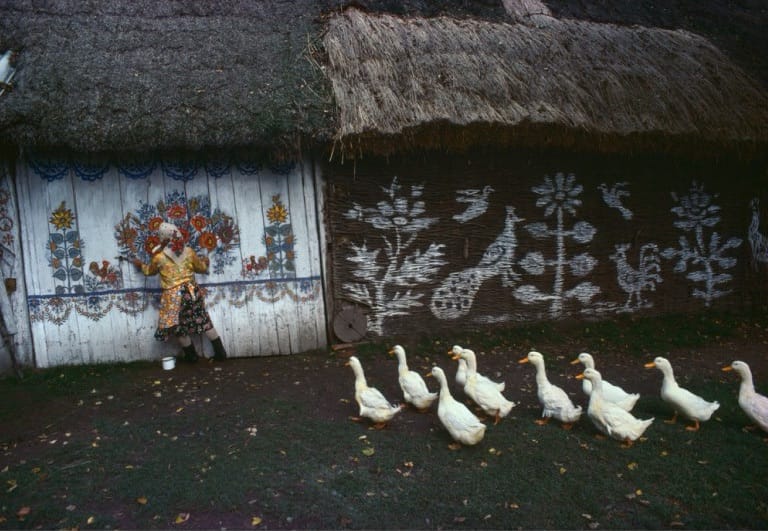POLSKA, Zalipie. „Malowana wioska”, 1976, współczesna odbitka na papierze barytowym, Bruno Barbey / Magnum Photos
