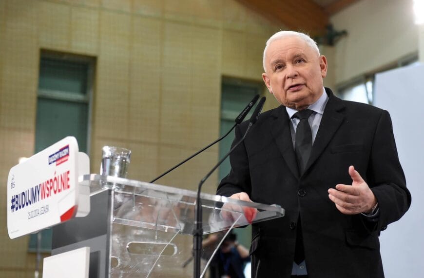 Jarosław Kaczyński stojący za mównicą w czasie konferencji prasowej