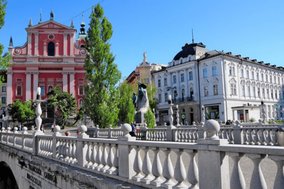 most i główny plac starówki w Ljubljanie