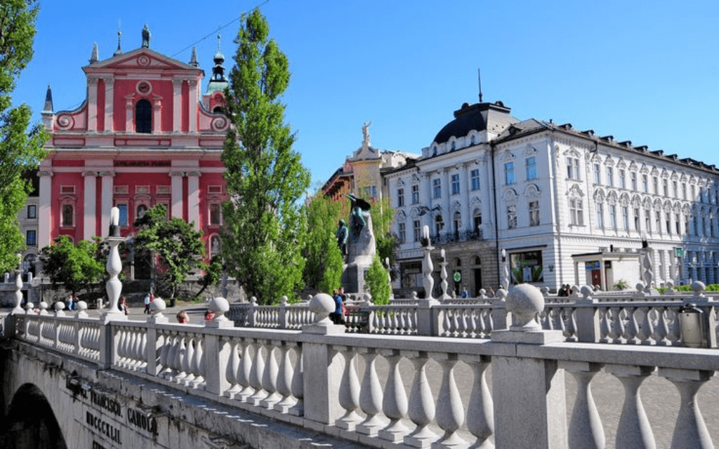 widok na Potrójny Most i plac starówki w Ljubljanie