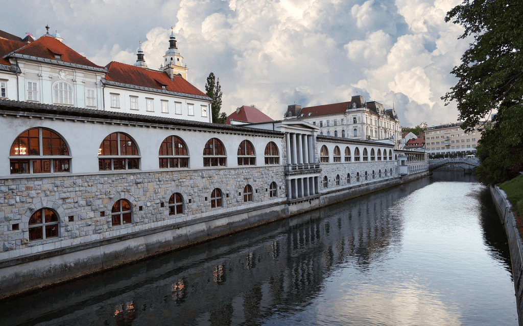 widok na rzekę i pawilony w Ljubljanie