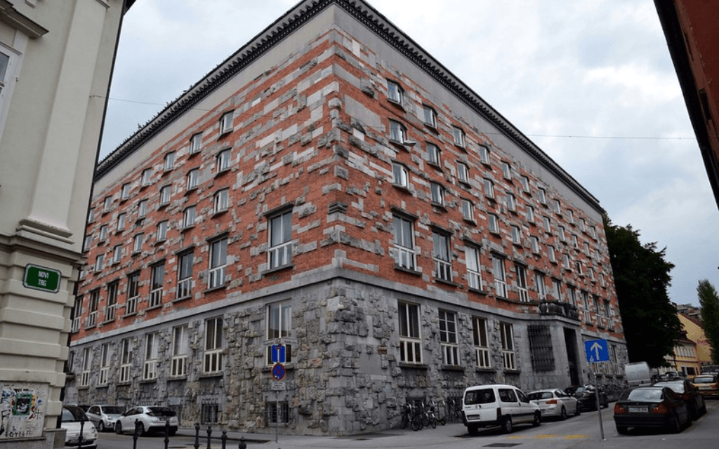 widok na budynek Biblioteki Narodowej i Uniwersyteckiej w Ljubljanie