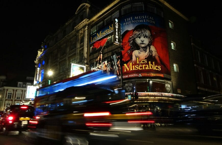 Teatr, w którym są przedstawiani Les Misérables na scenie West Endu.