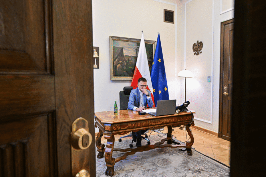 Szymon Hołownia, marszałek Sejmu za biurkiem w swoim gabinecie