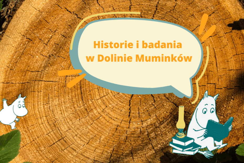 Muminki na tle ściętego pnia drzewa