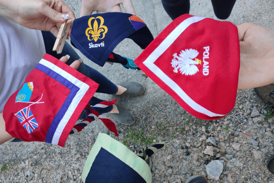 Skauting to ruch globalny, na zdjęciu chusty z Wielkiej Brytanii, Holandii, Francji i Polski
