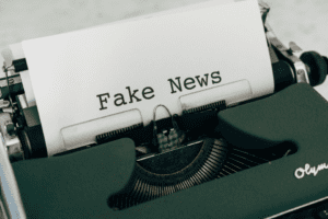 Śnieg, boty i fake newsy. Jak powstaje i działa dezinformacja?