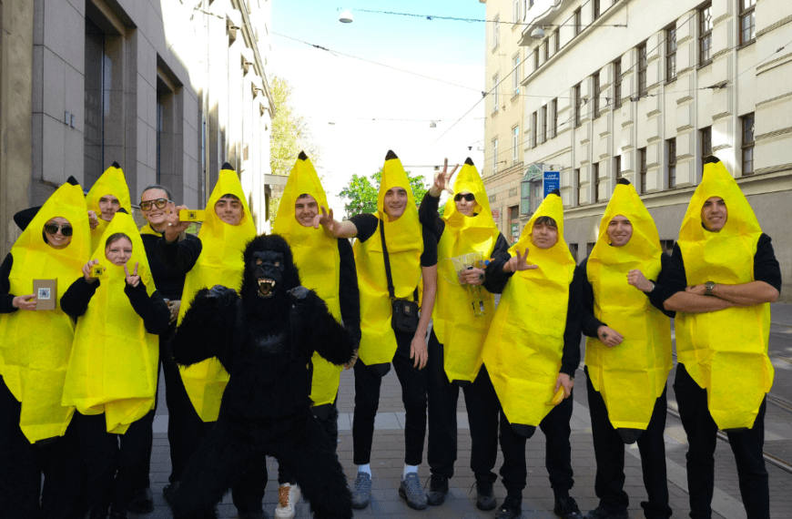 Czescy maturzyści przebrani za banany i goryla