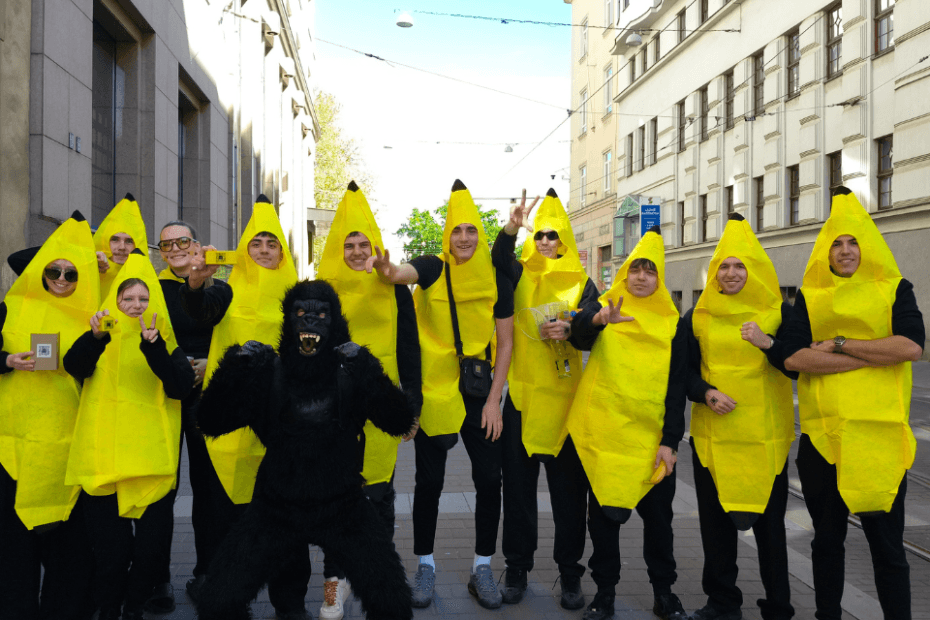 Czescy maturzyści przebrani za banany i goryla
